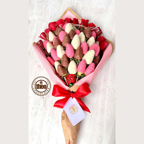 Ramo con 36 fresas con chocolate y 12 rosas naturales