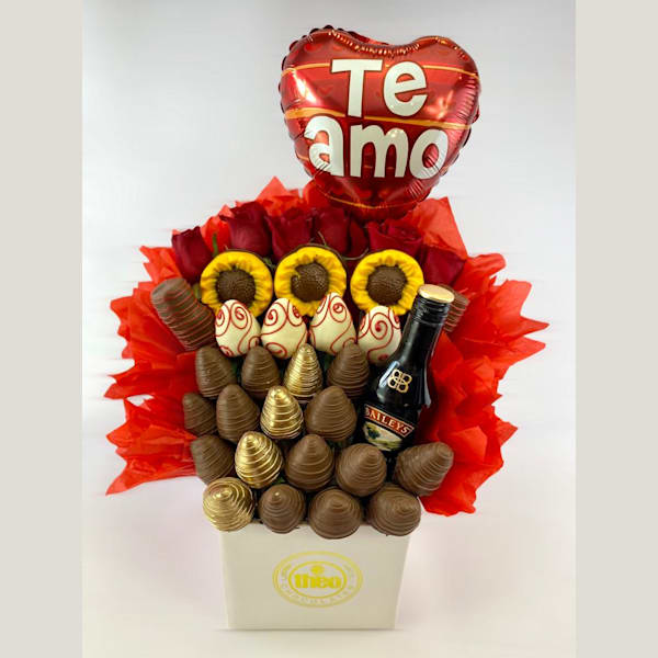 Arreglo de amor con fresas con chocolate, girasoles y Baileys