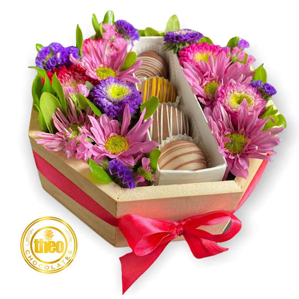 Caja con bombones y flores primaverales
