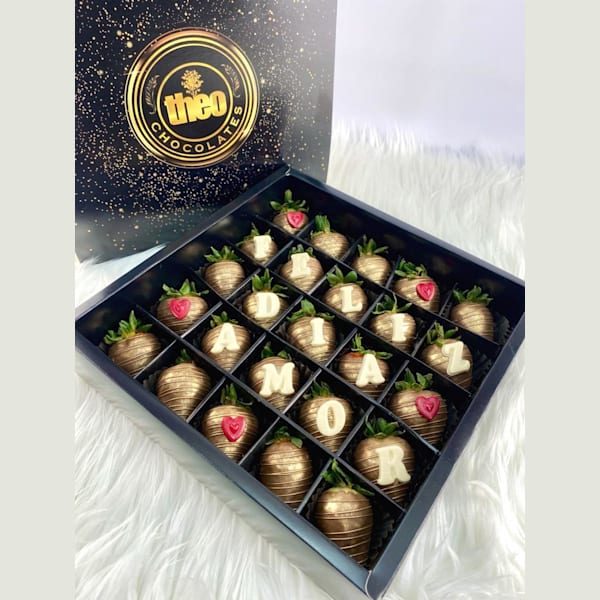 Caja con 25 fresas con chocolate "Feliz Día Amor"