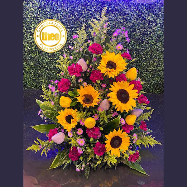 Arreglo con Girasoles, Claveles y Fresas con Chocolate