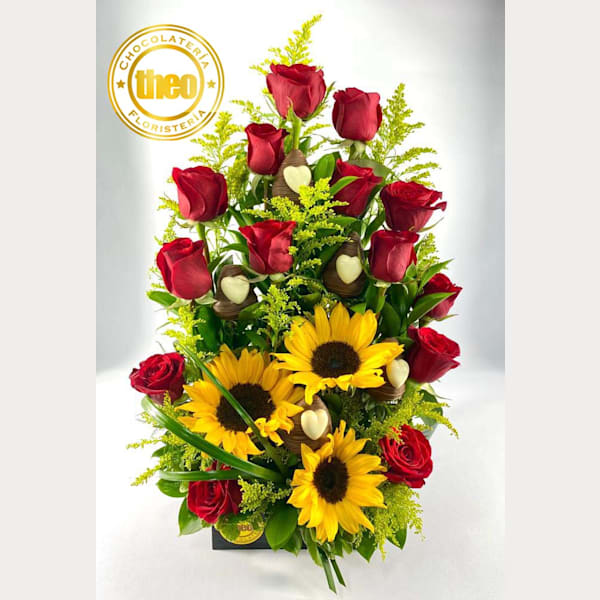 Arreglo de Rosas Girasoles y Fresas con Corazones