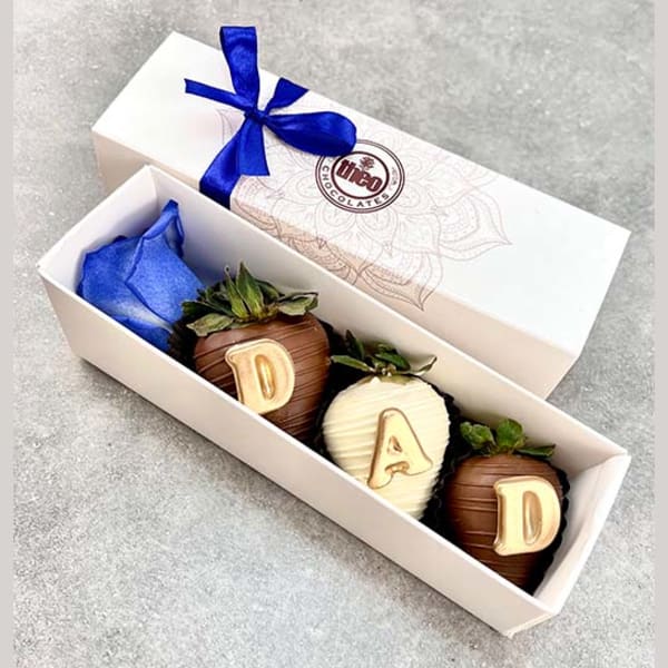 Caja "Dad" con 3 fresas una Rosa Azul