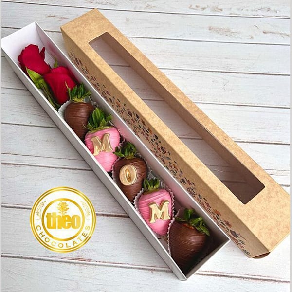 Caja con 5 fresas y 2 rosas "Mom"