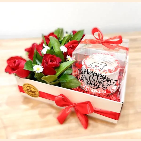 Arreglo con Rosas y Queque Personalizado en Bandeja