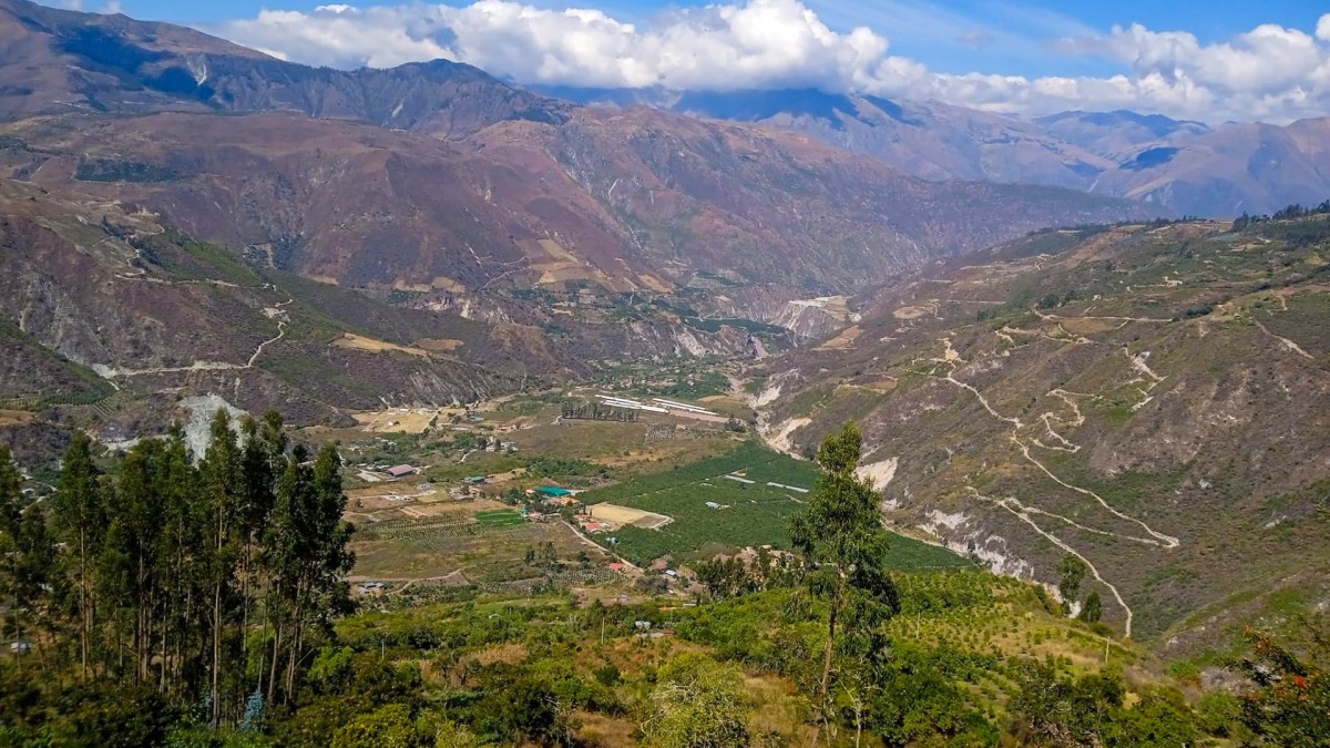 Limatambo paisaje andino camino a Laguna Humantay tour privado Cusco Salkantay