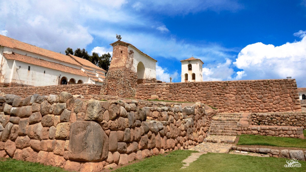 Chinchero pueblo andino textiles artesanías tradicionales Valle Sagrado Cusco tour