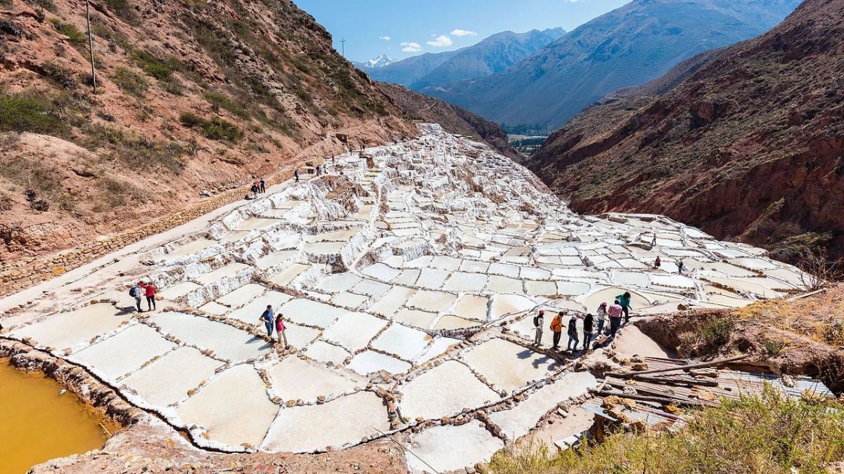 Salineras de Maras más de 3000 pozas de sal rosada Valle Sagrado tour privado Cusco ingeniería inca