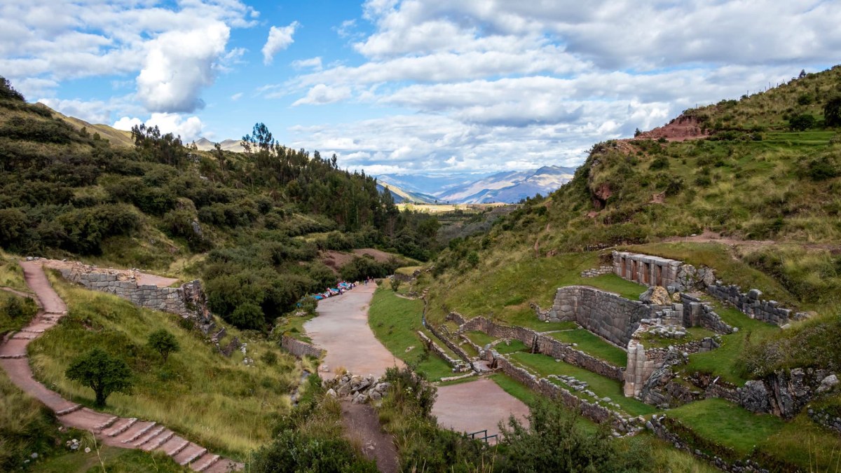Tambomachay Baño del Inca fuentes acueductos flujo continuo culto al agua Cusco