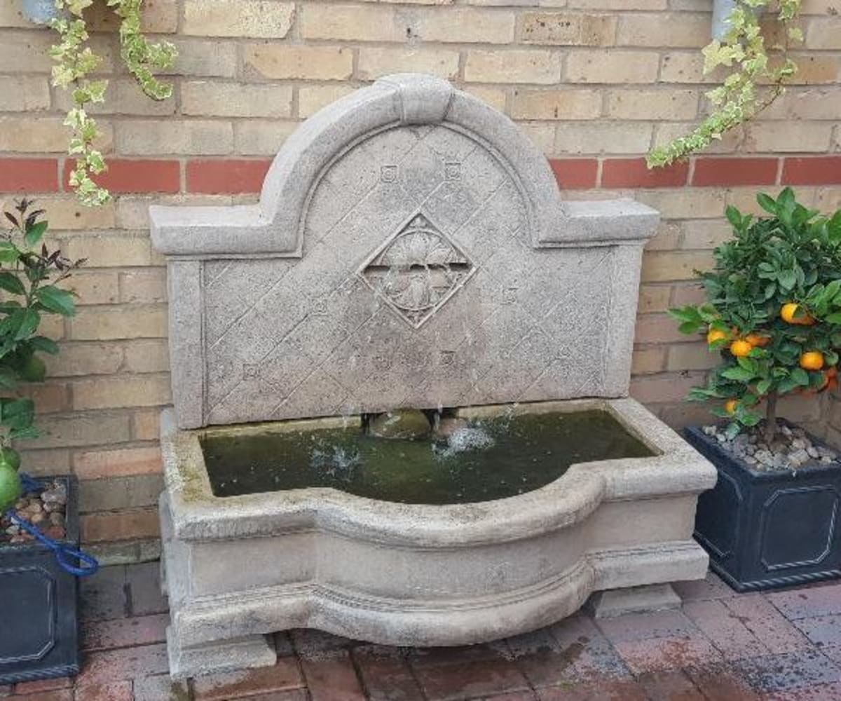 Tapas wall fountain