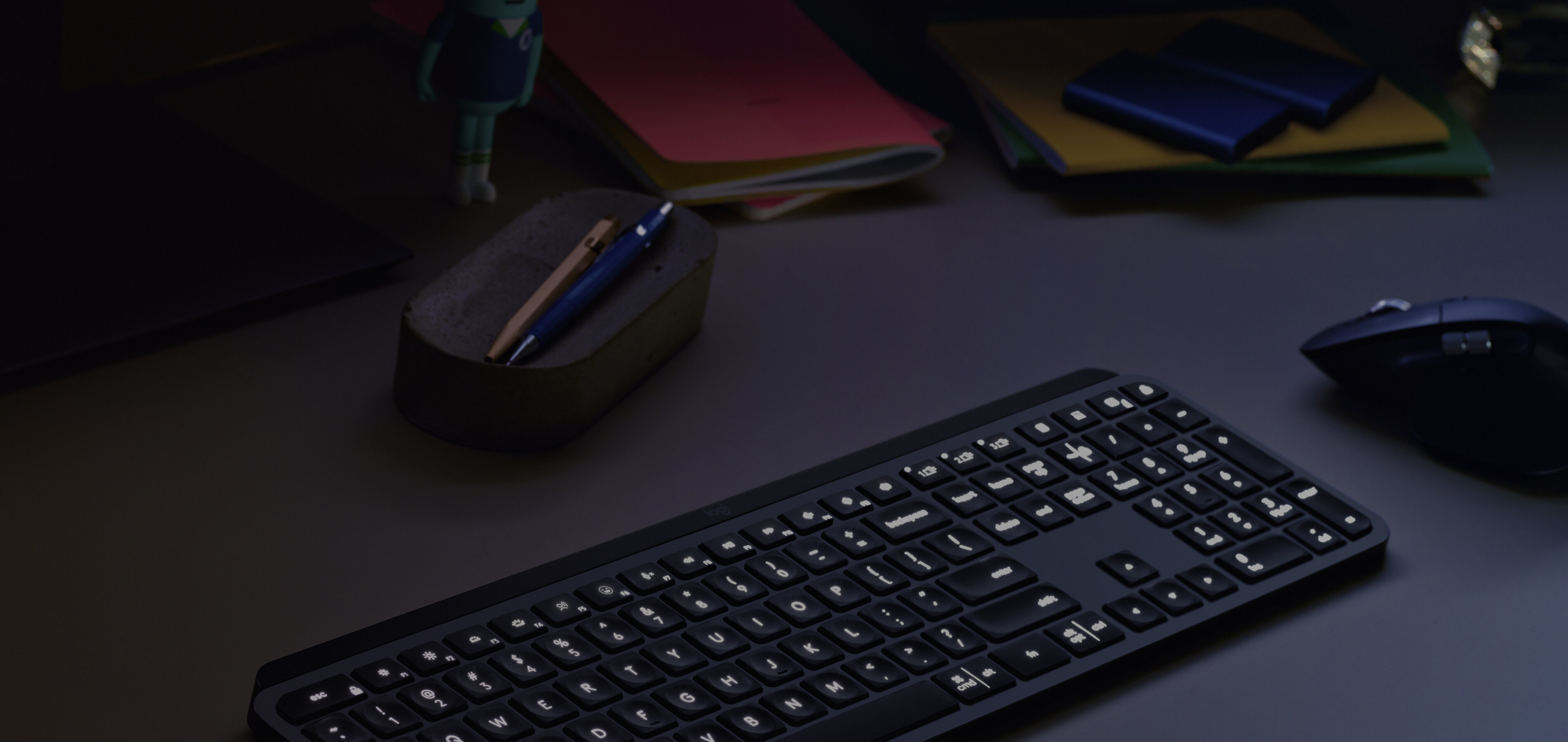 SMART AUTO-ADJUST BACKLIGHTING