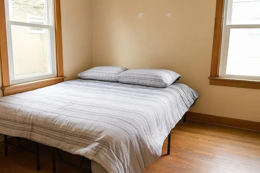 2 bedroom, 1 bathroom multi-family unit boasts hardwood floors