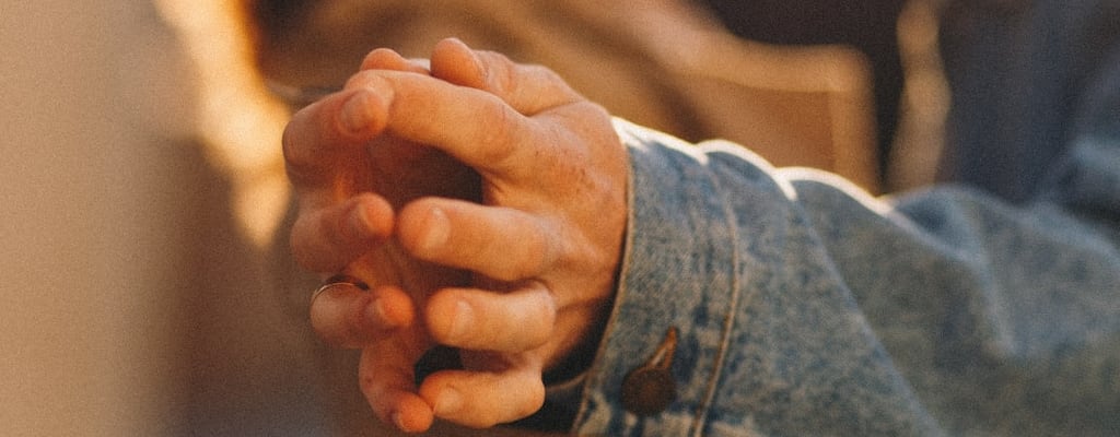 The arm's length expressed the distance within their relationship.