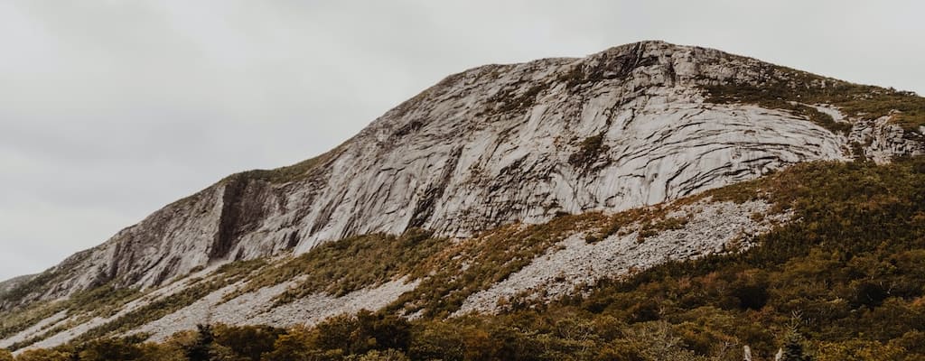 The rocks caused the collapse and downfall, causing disaster.