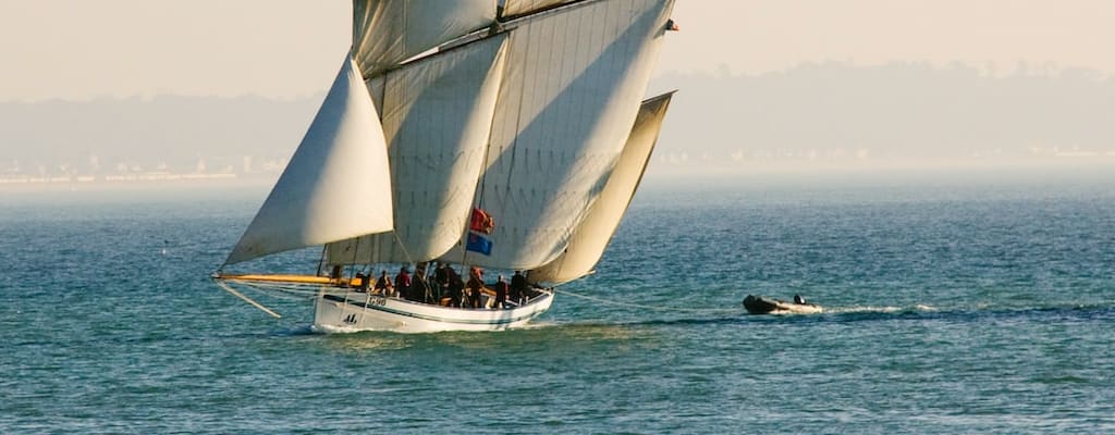 The sail was adorned in false colors.