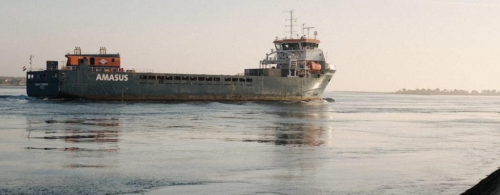 The ship's sinking resulted in a catastrophic disaster.