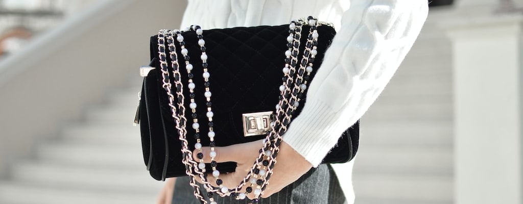Her handbag smelled of a sour tart.