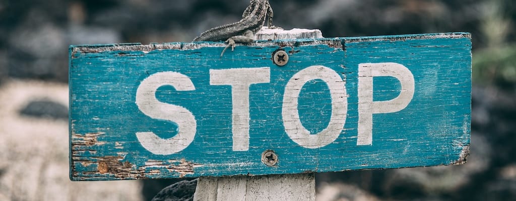 Stop and halt tracks to obstruct and impede progress.