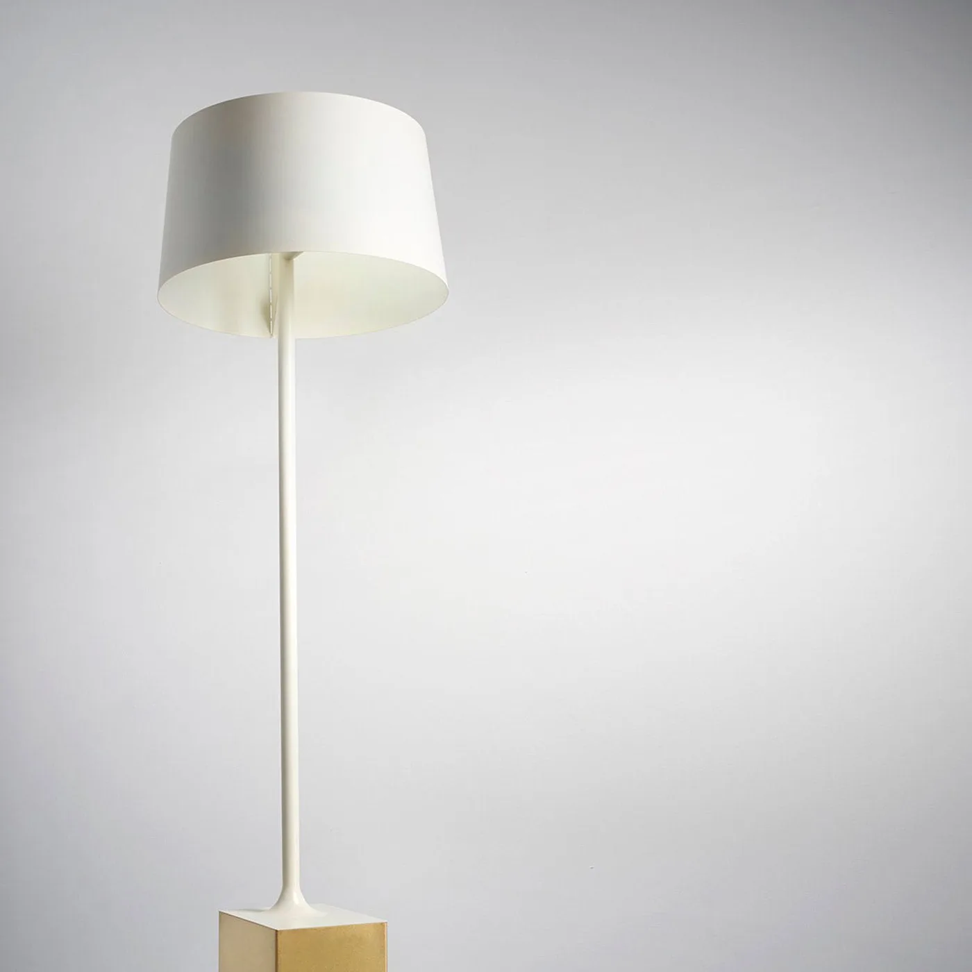 Flamenco White Floor Lamp by Meneghello Paolelli Associati