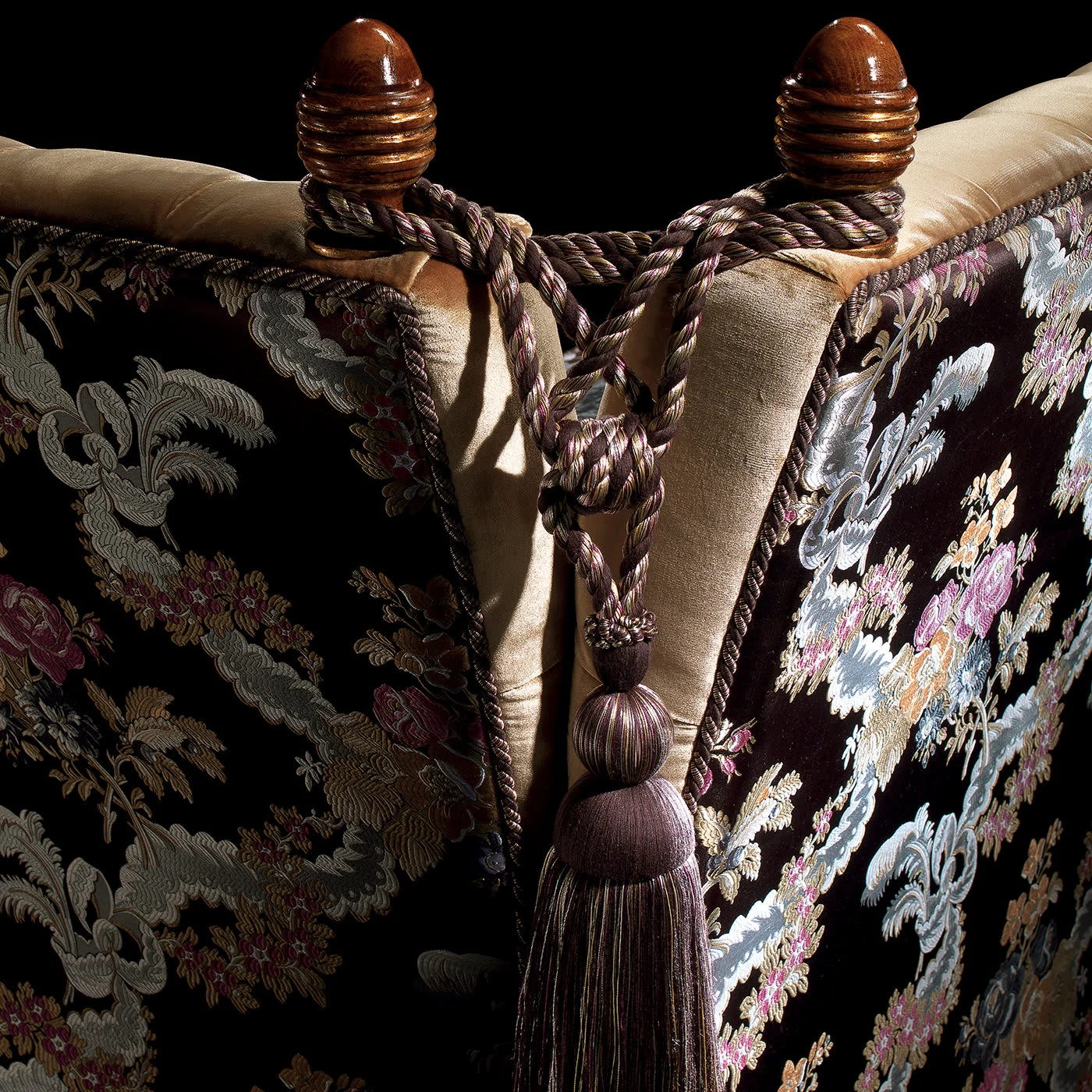 Lubov Velvet Dormeuse