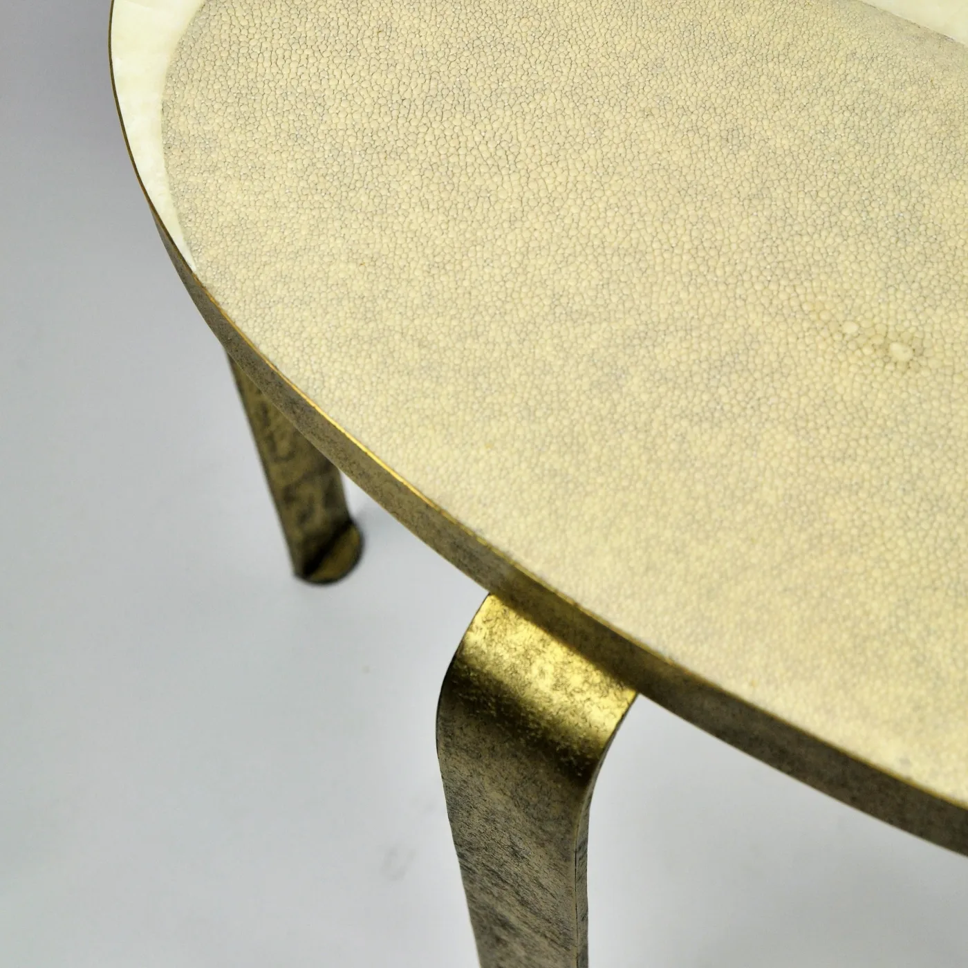 Side Table Eliptus In Shagreen And Textured Brass