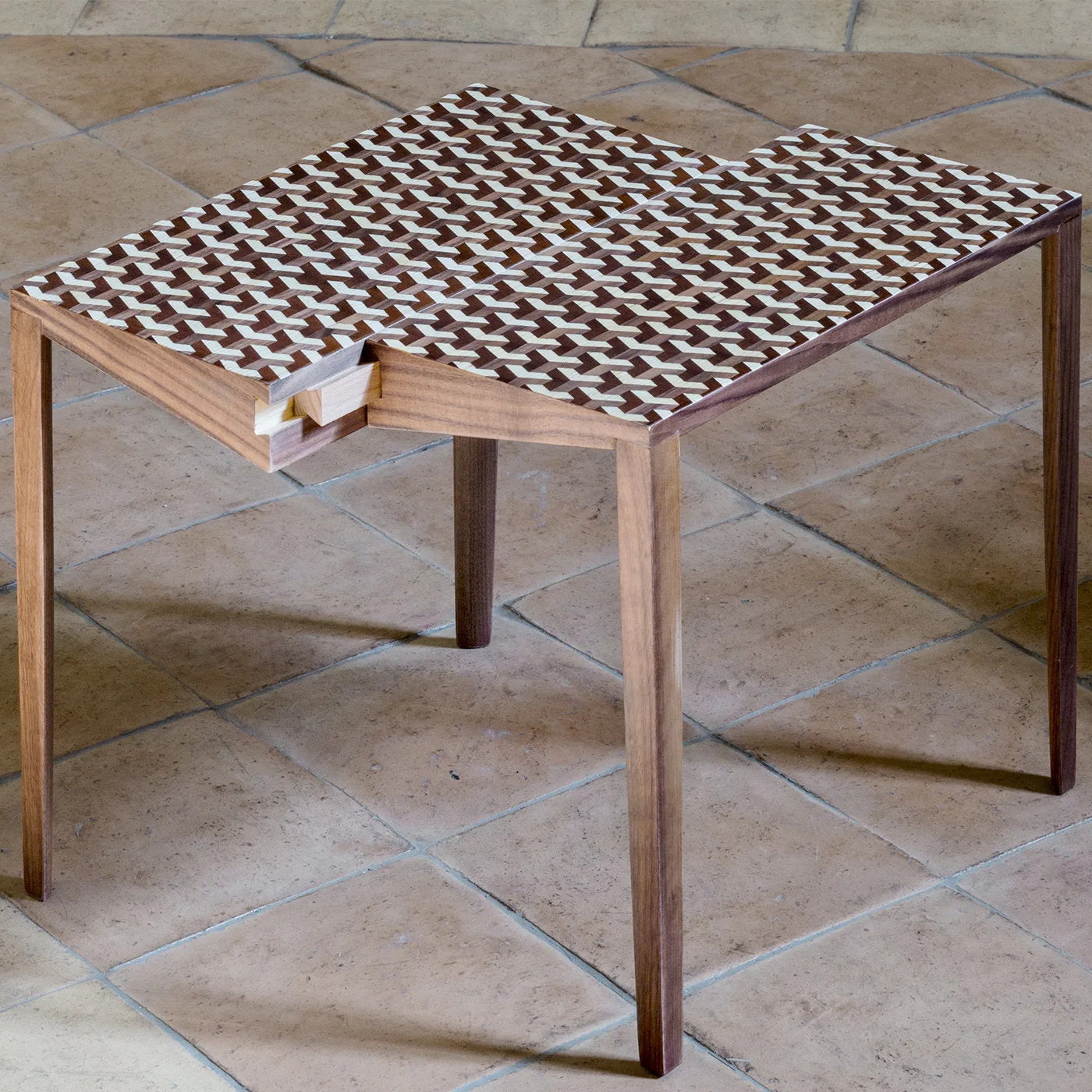 Trame Parallele Table Inspired of Dynamism of Plotlines