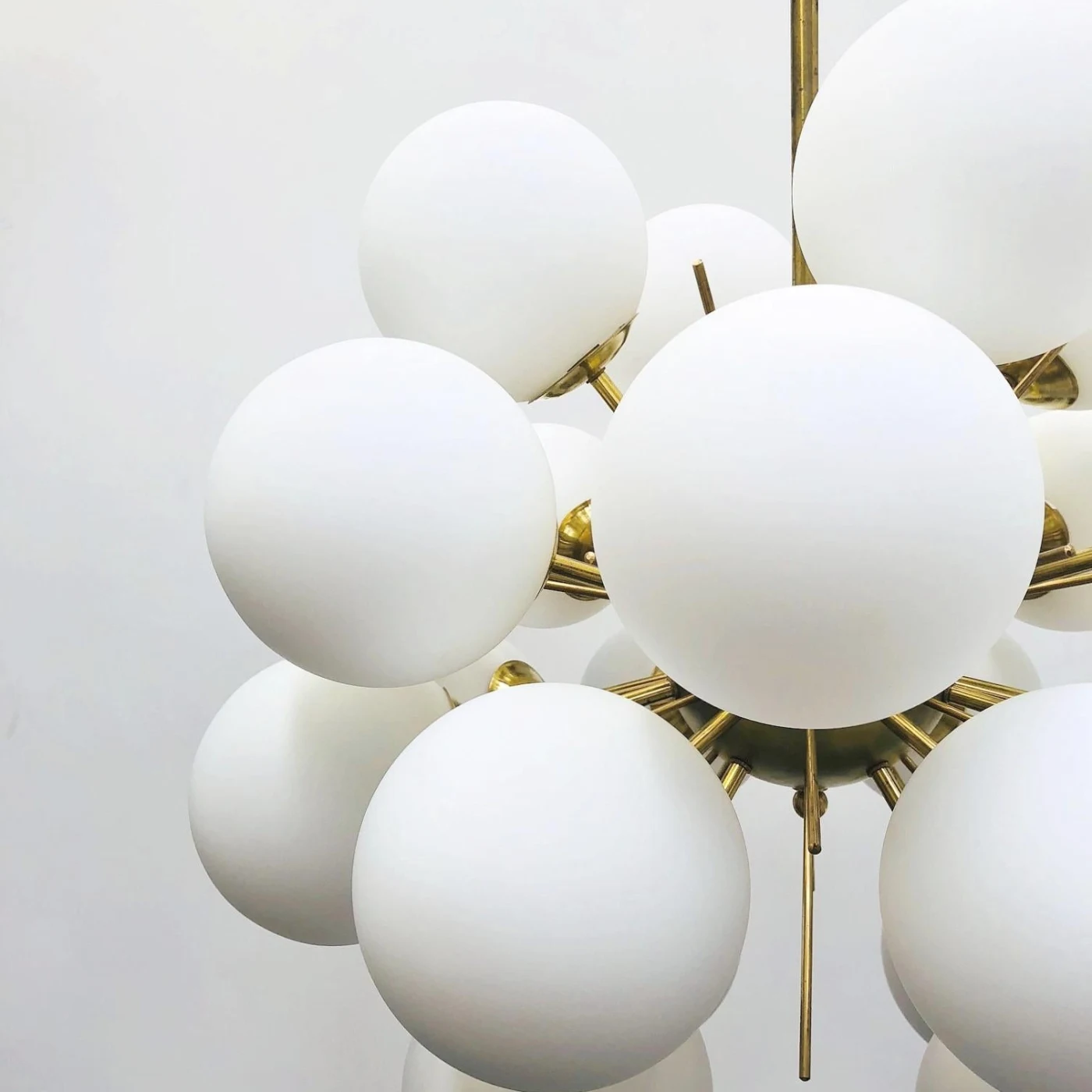 White Ventiquattro Sputnik Chandelier