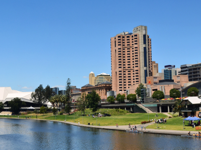 En panoramaudsigt over Adelaide-skyline fra floden Torrens, Australien