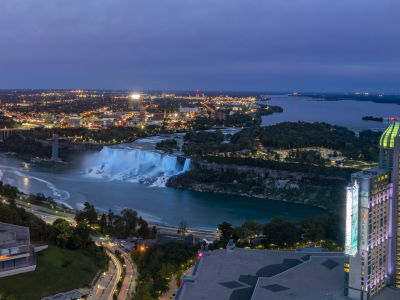 Luftfoto af natten over Skylon Tower og de smukke Niagara Falls, Toronto, Canada