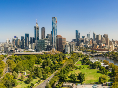 Panoramaudsigt over den smukke by Melbourne, Australien som fanget oven over floden Yarra på en sommerdag