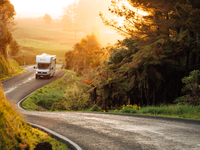 britz topbillede autocamper i solnedgang på landevejen motorhome new zealand