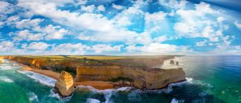 Panoramisk luftfoto af tolv apostles kystlinje ved solnedgang, Great Ocean Road, Victoria, Australien