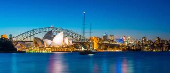 udsigt over operahuset i sydney og sydney bridge, Australien om aftenen