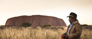 Australsk aboriginal ser på Ayers Rock (Uluru), Northern Territory, Australien