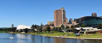 En panoramaudsigt over Adelaide-skyline fra floden Torrens, Australien