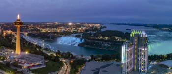 Luftfoto af natten over Skylon Tower og de smukke Niagara Falls, Toronto, Canada