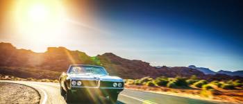 par kører sammen i en cool veteranbil gennem ørkenen på Kør-selv ferie