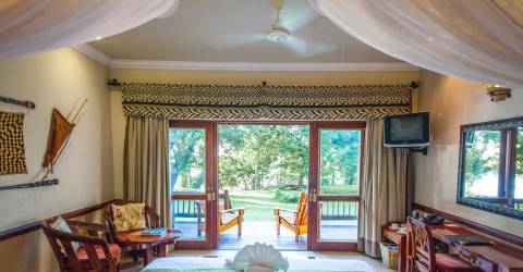 Sovrum med utsikt över trädgård på Chobe Safari Lodge, Botswana