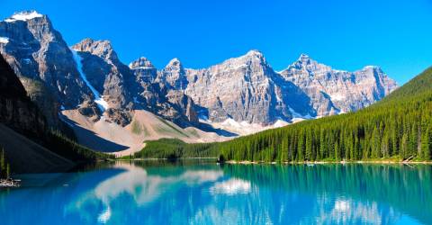 Blå sjö och snötäckta berg vid Moraine Lake i Banff National Park, Kanada