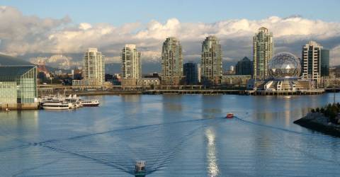 Hamn och höghus i Vancouver i British Columbia, Kanada