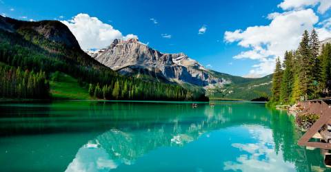 Spegelblankt vatten vid Emerald Lake i Yoho National Park, Kanada