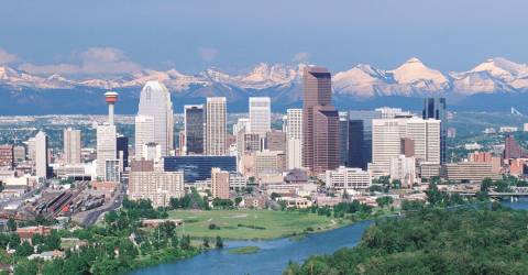 Vy över höghus och snötäckta berg i Calgary, Kanada