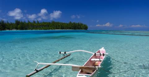 Fiskebåt i blå lagun längs Moorea Beach, Franska Polynesien