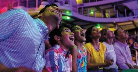 Krydstogt - Coyal Caribbean - Harmony of the Seas - aqua theatre familie.jpeg