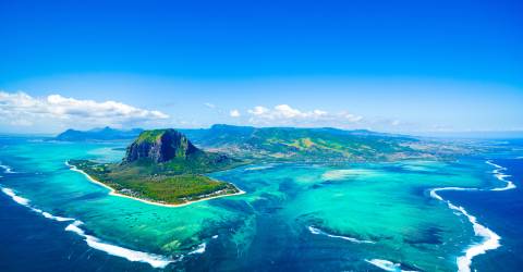 resor till mauritius - flygfoto över Mauritius grönska och stränder