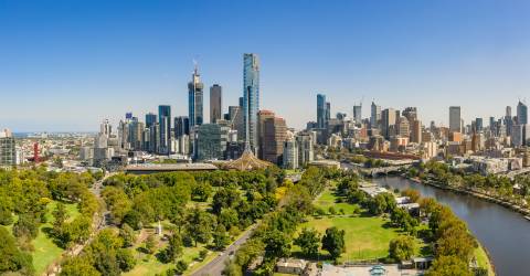 Panoramaudsigt over den smukke by Melbourne, Australien som fanget oven over floden Yarra på en sommerdag