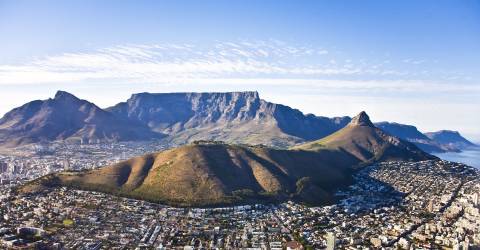 Vy i solnedgång över berg och hus i Kapstaden, Sydafrika