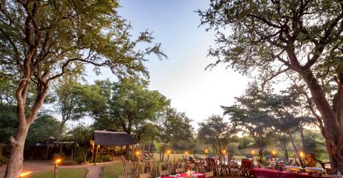 Uppdukad middag på Shindzela Lodge i Timbavati, Sydafrika