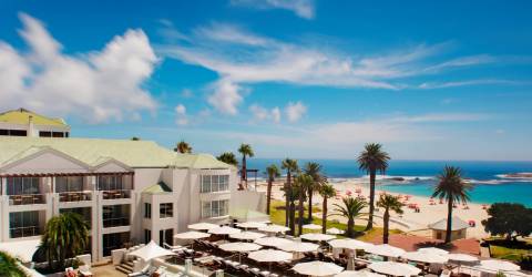 Poolområde och sandstrand vid The Bay Hotel i Kapstaden, Sydafrika