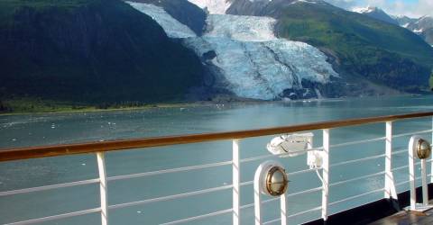 Utsikt över glaciär från kryssning i Alaska